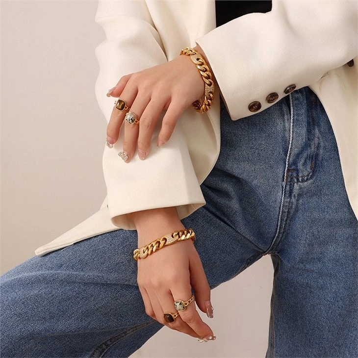 thick gold link bracelet